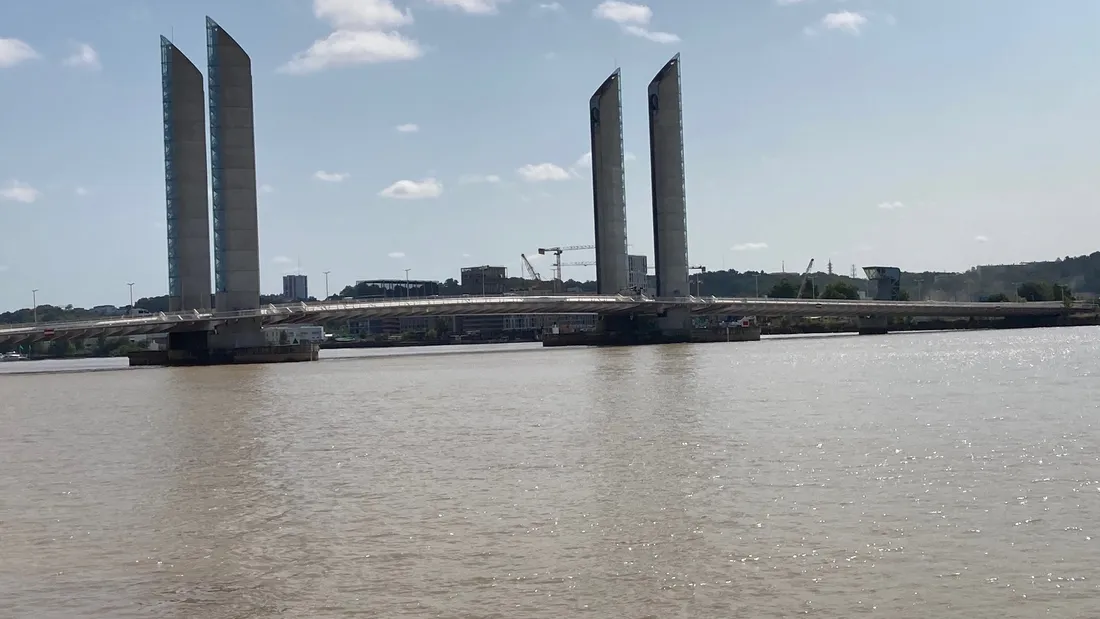 Pont Chaban Delmas : manoeuvre exceptionnelle pour le départ du...