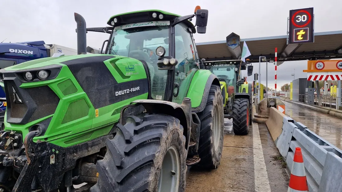 Mobilisation agricole  : les tracteurs aux péages de l'A16 et de l'A26