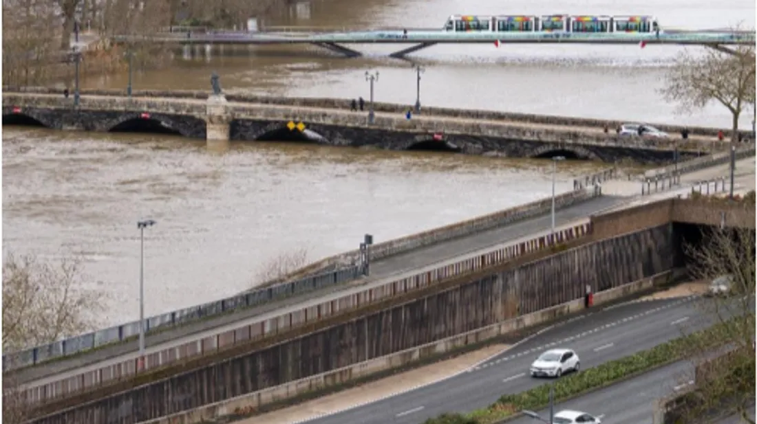 Angers. La crue impacte la circulation sur les voies sur berges et...