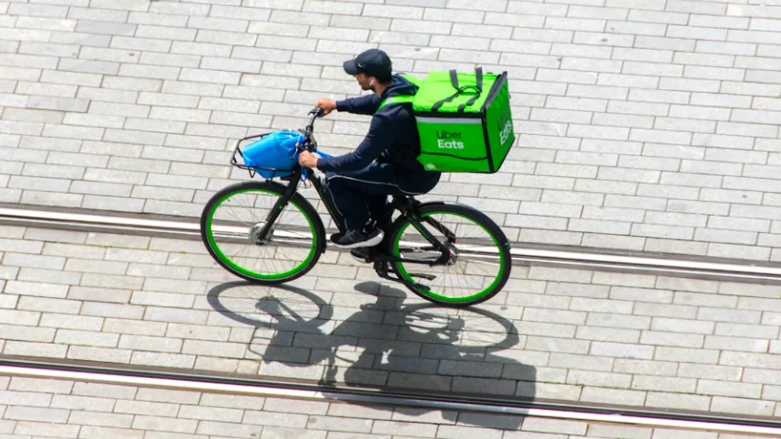 Quatre associations de livreurs déposent plainte contre Uber Eats...