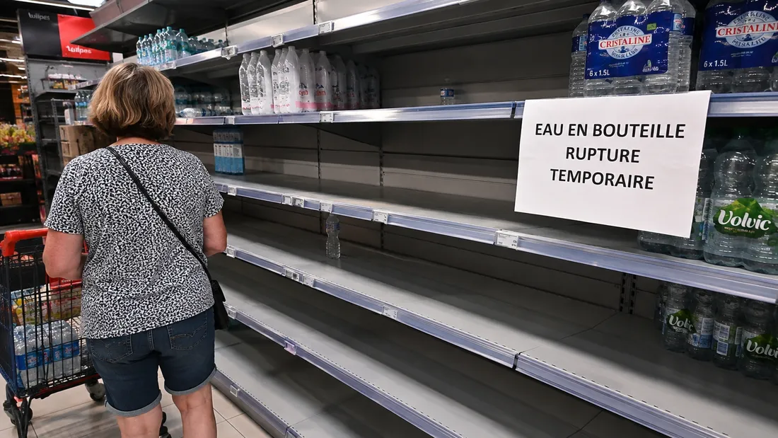 Canicule : pourquoi les bouteilles d'eau disparaissent des rayons...