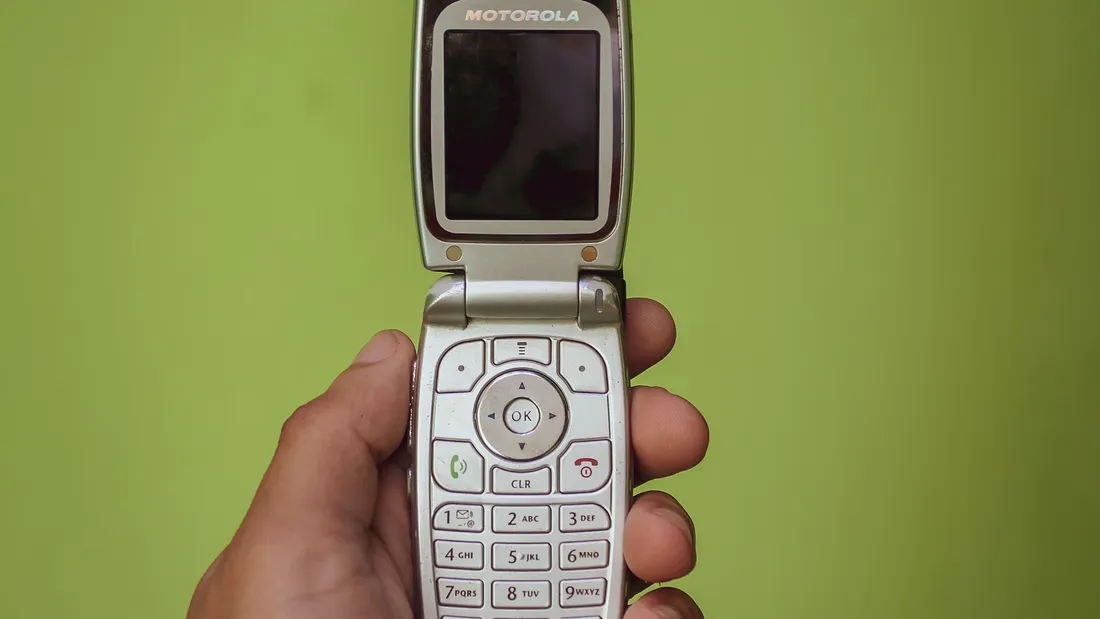 Le téléphone à clapet séduit de nouveau les Français