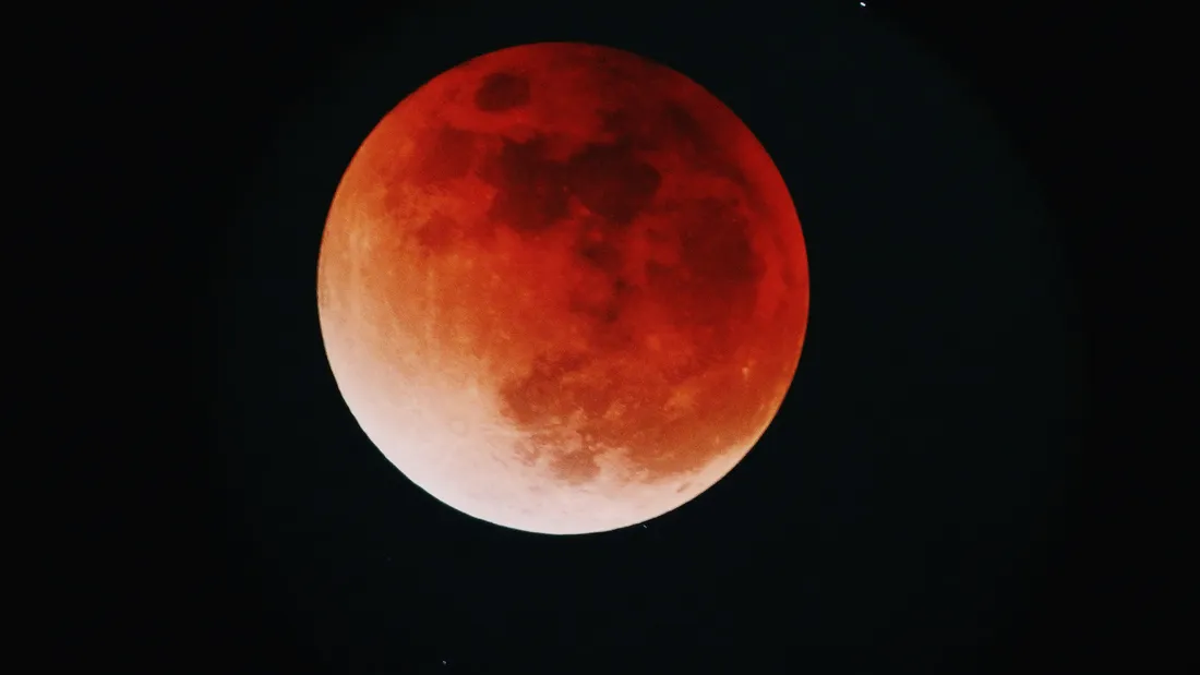 La Lune va rougir lors d'une éclipse lunaire partielle dans la nuit...