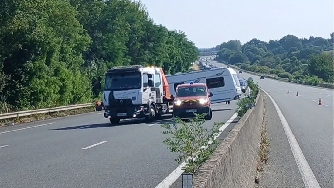 Sur l'A11, la caravane se met en travers des voies