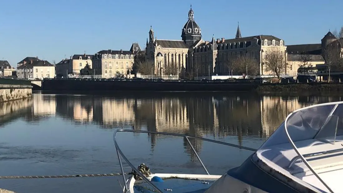 Château-Gontier : trop de cyanobactéries dans la Mayenne, la mairie...