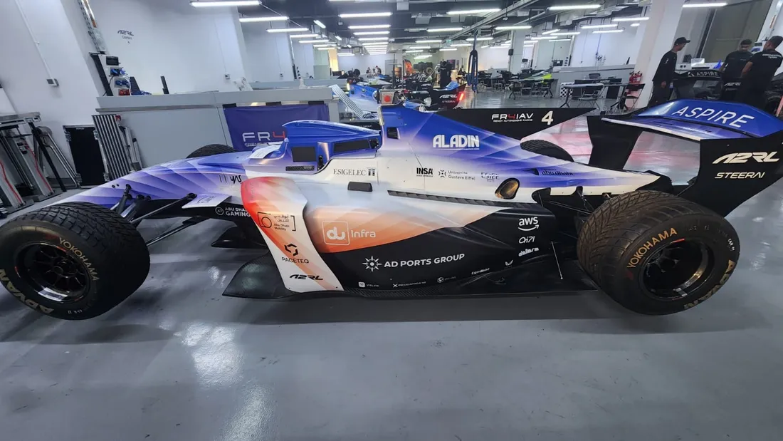 Rouen : étudiants et ingénieurs engagés dans une course de voitures...