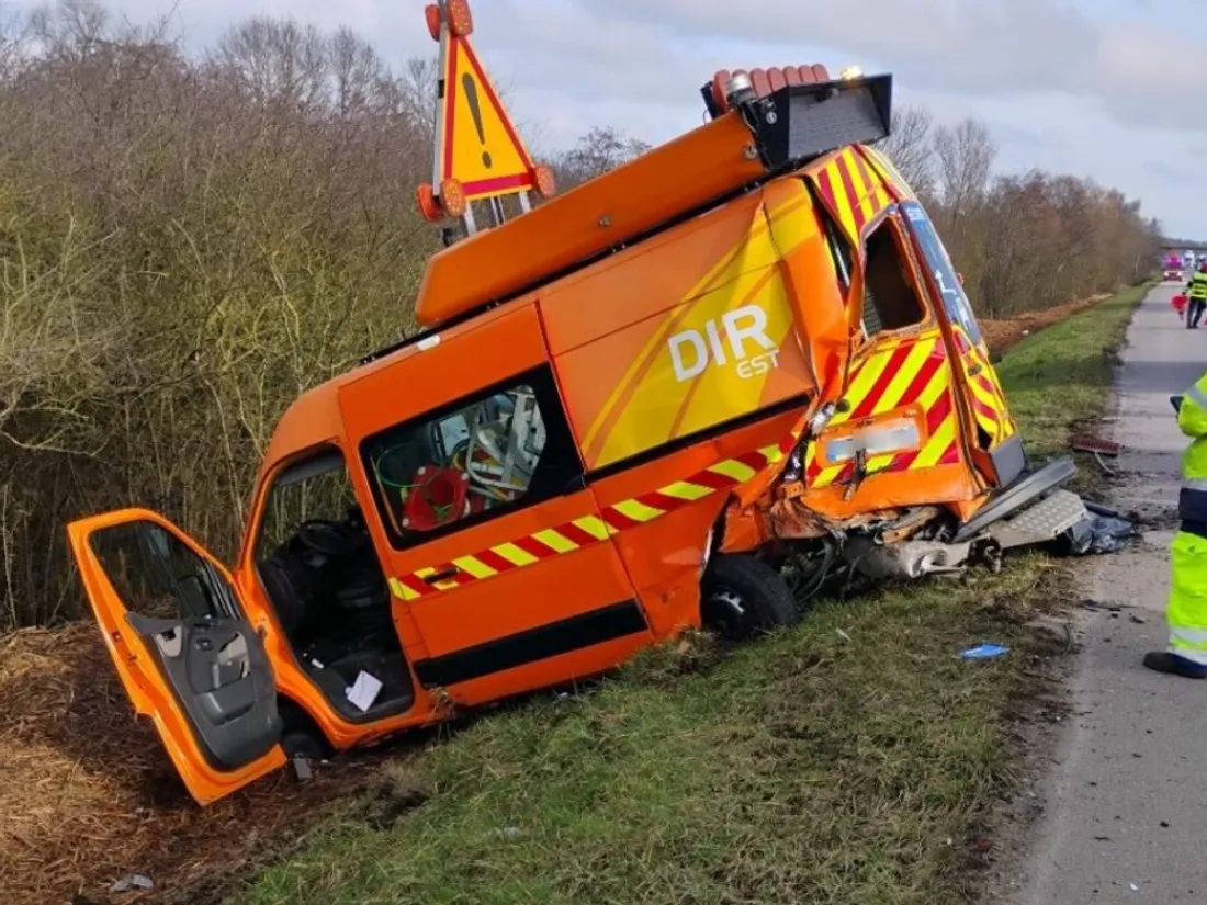 RN4 près de Lunéville : un fourgon de la DIR Est percuté à deux...