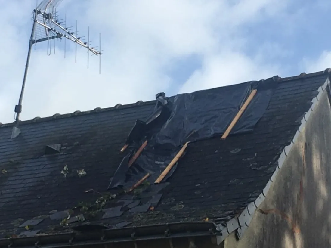 Tempête Austen. Une maison éventrée par un arbre à Chazé-sur-Argos...