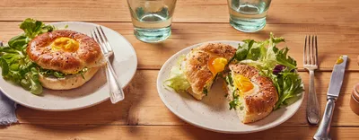 Bagel œuf, avocat et salade