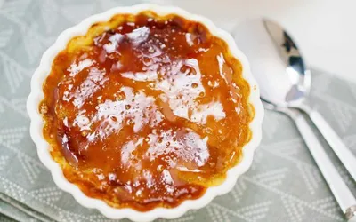 Crème brûlée aux asperges blanches et à la vanille