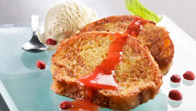 Pain perdu de brioche et coulis de fruits rouges