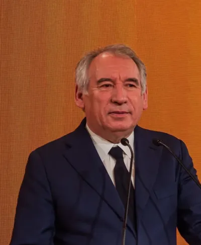 François Bayrou abat ses cartes pour éviter sa chute annoncée lundi prochain