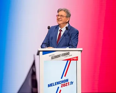 Vote à 16 ans, fin de Parcoursup : Mélenchon cible la jeunesse