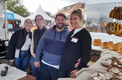 Thierry Schwartz et sa conjointe Pauline avec une partie de leur équipe à BiObernai