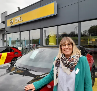 Martine Paris, au volant de la concession Wolfer à Altkirch