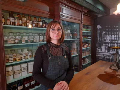 "Aux grands mots les grands remèdes'', plongez au coeur d'une pharmacie de campagne.