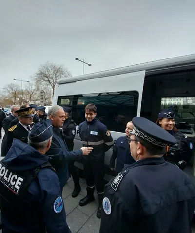 François-Noël Buffet devant l'unité mobile anti-fraude documentaire à Mulhouse