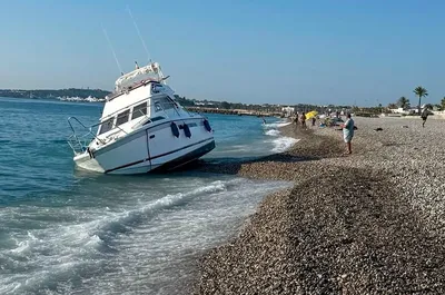 Antibes : trois plages interdites à la baignade après l’échouement d’un bateau