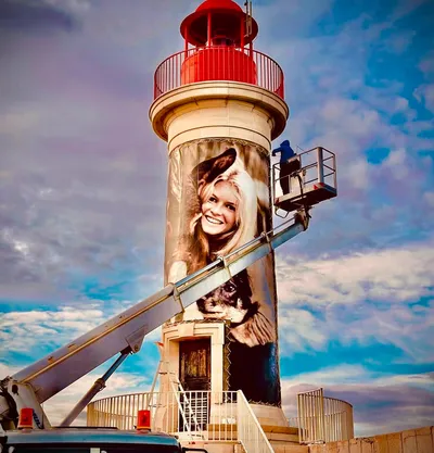 Hommage à Brigitte Bardot sur le phare du port de Saint-Tropez