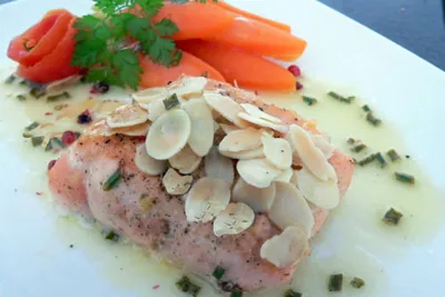 Saumon et ses écailles, carottes nouvelles