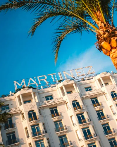 L’Hôtel Martinez vient de signer son raccordement au réseau Énergie Marine Cannes Croisette