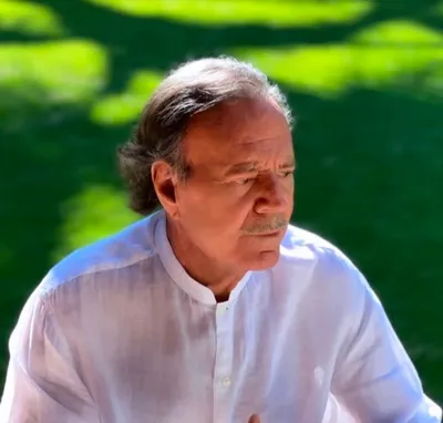 Julio Iglesias nie fermement des accusations d’agressions sexuelles