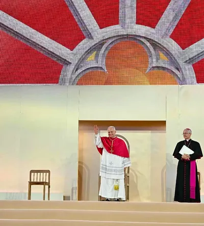 Le Pape Léon XIV poursuit sa visite en France après un accueil enthousiaste à Paris
