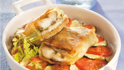 Croustillant de dorade et salade de concombres et tomates séchées