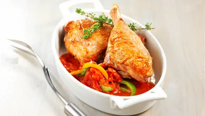 Cuisses de dinde et leur sauce tomates / poivrons