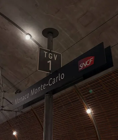 Monaco : un homme meurt après une chute sur les rails
