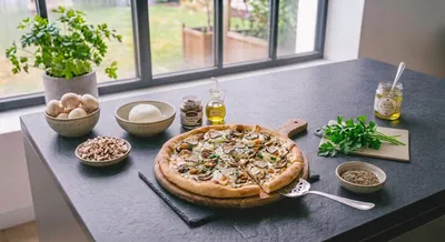 Pizza maison à la truffe et aux champignons