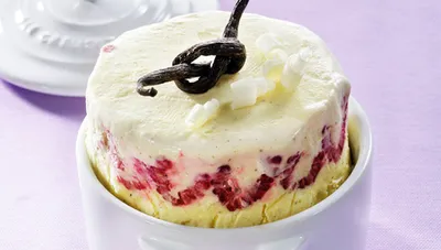 Gâteau glacé aux framboises et chocolat blanc