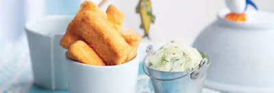 Bâtonnets de saumon pannés et salade de concombre