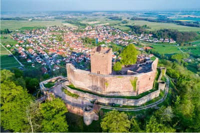 Châteaux forts et églises des Hohenstaufen près de Klingenmünster