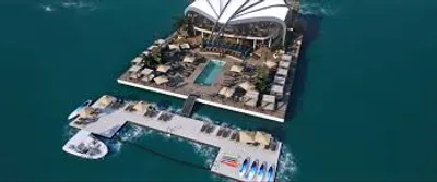 Canua Island stationne au large de Théoule sur Mer