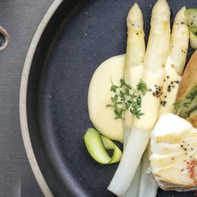 Cabillaud, asperges blanches et sauce hollandaise