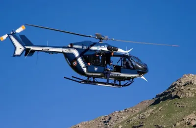 Transportée en hélicoptère