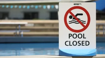 Piscine contrainte de fermer