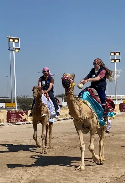 Silke Roth à Paris avec son dromadaire Vizir
