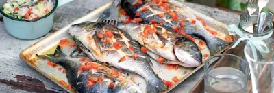 Daurade au four, riz à la tomate et concombre