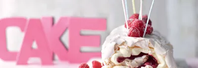 Gâteau meringue roulé à la framboise