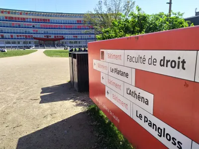 campus université Strasbourg fac droit panneau