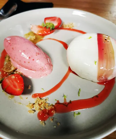 Entremet Rhubarbe- Chocolat blanc Sorbet Fraise par ArtCooking