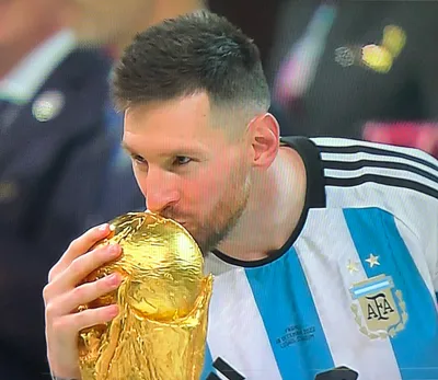 19/12/22 : Coupe du Monde de Football : L’Argentine qui remporte la la Coupe du Monde face aux Bleus