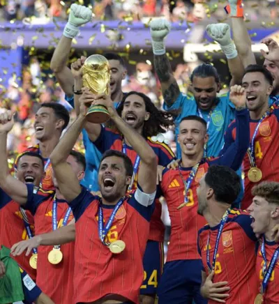 L'Espagne sacrée championne du monde, Zidane attendu chez les Bleus