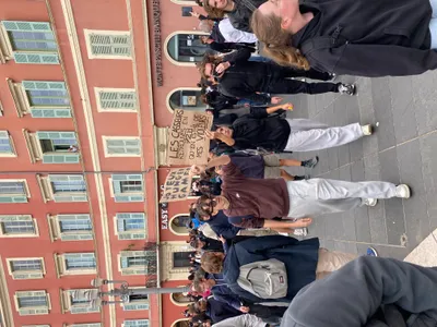 Plus de 500 personnes réunies devant la mairie de Nice contre les interdictions de manifester