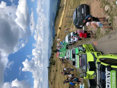 La caravane publicitaire du Tour de France Femmes au sommet du Petit Ballon