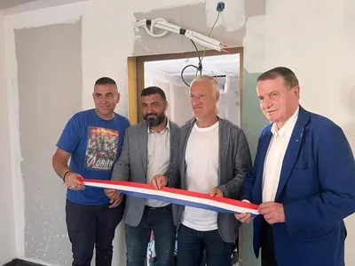 Visite des futurs locaux de l’association Adrien à Pégomas avec Didier Deschamps