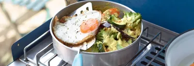 Légumes au curry et œuf au plat