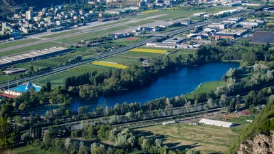 Crans-Montana : le propriétaire du bar du tragique incendie relâché sous caution, enquête en cours